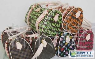 明星同款新風(fēng)尚 二手011新款手提手腕挽包枕頭韓版女包熱賣解析